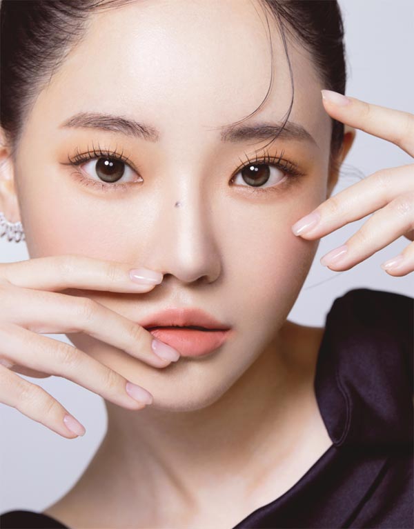 
落ち着いたグレートーンのムーヴ アッシュグレーカラコン