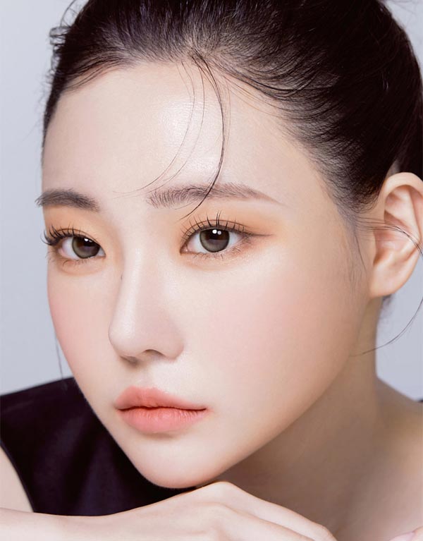 
ナチュラルメイクに合わせやすいムーヴ アッシュグレーカラコン