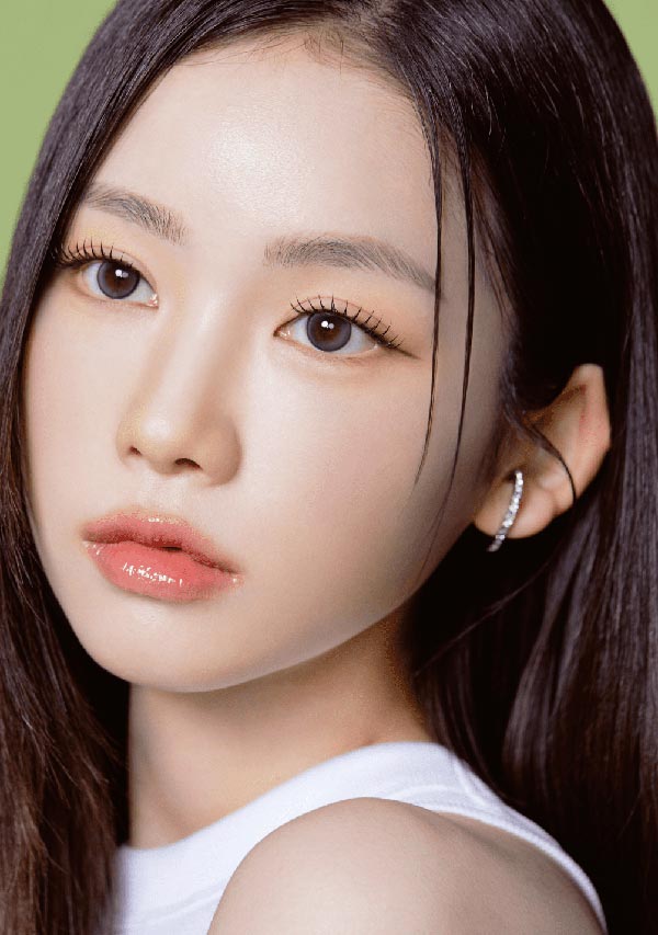 
派手すぎないラテグレー系カラコン