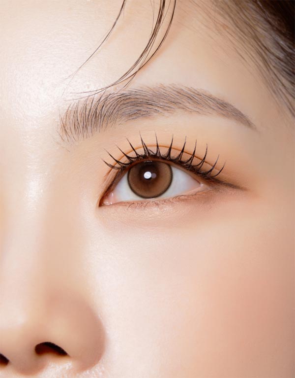 
やわらかい印象に仕上がるラテ ヘーゼルブラウンカラコン