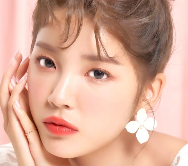 
クールな印象のカラーポップ グレーカラコン