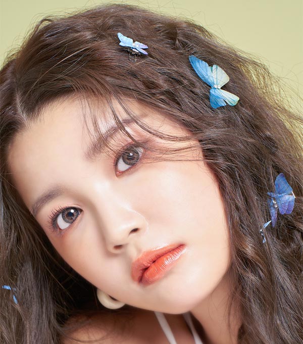 
キャッツアイ グレーカラーのカラコン アンチブルー