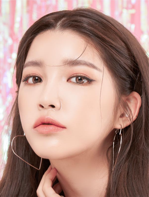 
シャープな印象のキャッツアイ グレーカラコン アンチブルー