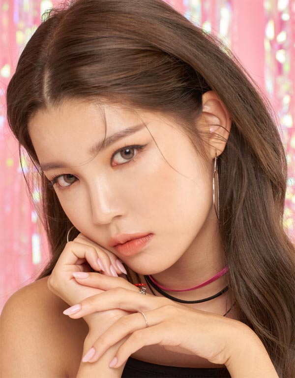 

自然なブラウンで猫目ラインを強調するカラコン アンチブルー