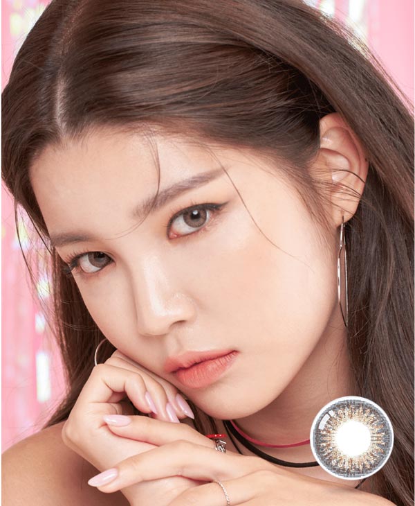 
切れ長な瞳を演出するキャッツアイ ブラウンカラコン