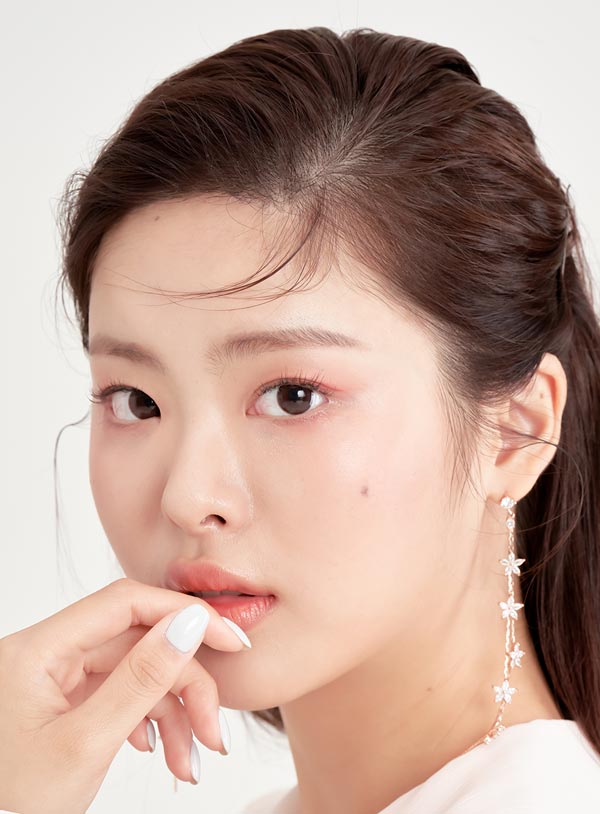 

落ち着いた印象に仕上がるミラ チョコブラウンカラコン