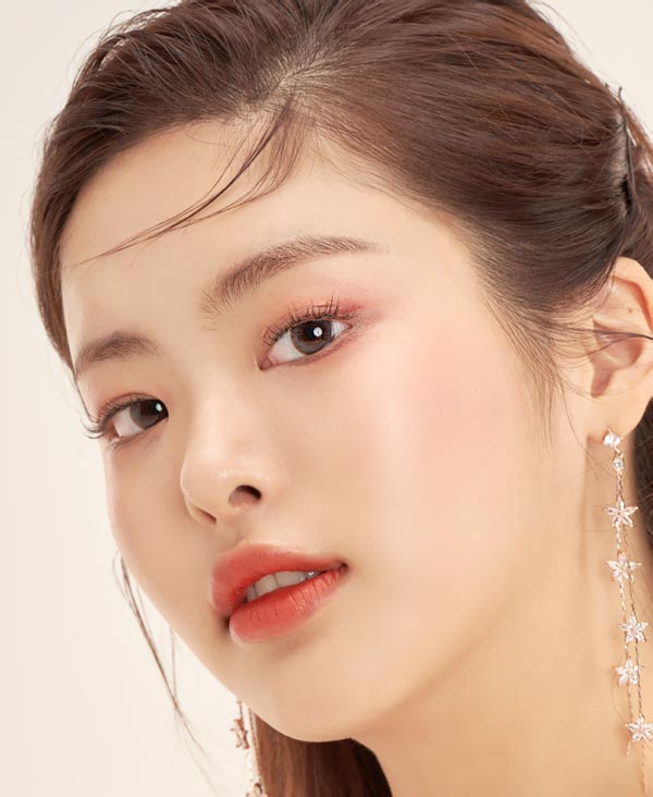 
クールな印象のカラーポップ グレーカラコン